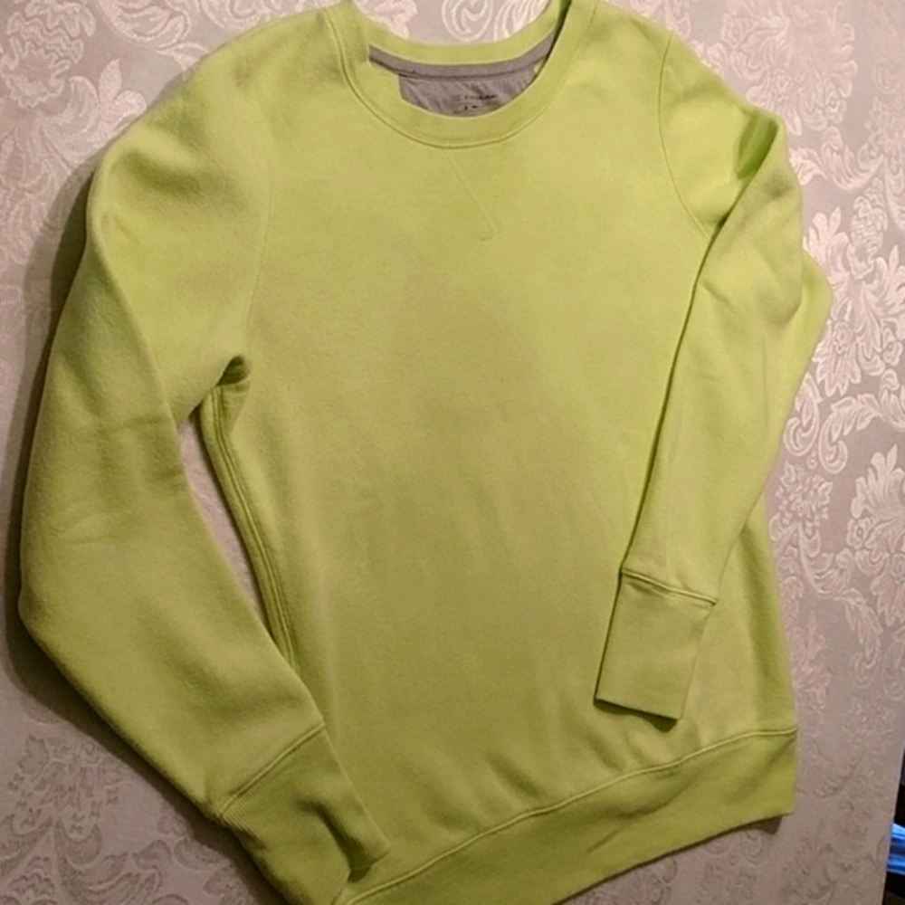 Tek Gear long sleeve sweatshirt in medium.